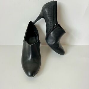 CALVIN KLEIN Jeanine Black Leather Stiletto Ankle Booties—SZ. 7.5